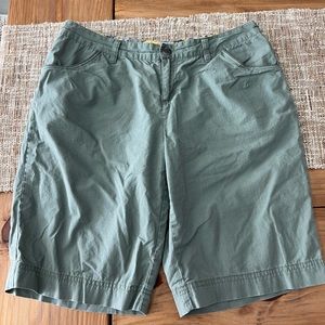 Women's Light Green Columbia Shorts Size 12